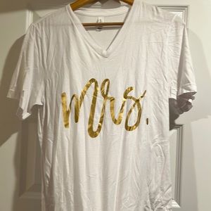 White canvas brand tee “Mrs” top